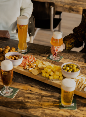 Naast bier verzorgen wij ook een hapje